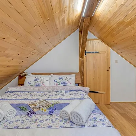 Chalet Oldhouse Knezovo With Private Garden - Happy
