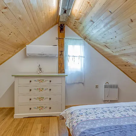 Oldhouse Knezovo With Private Garden - Happy Chalet